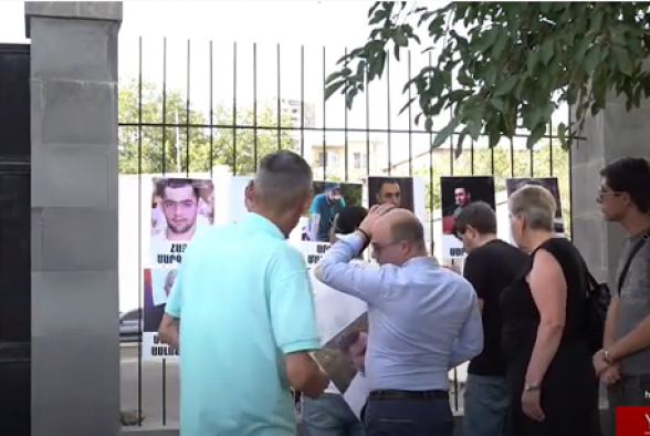 Դատարանի շենքի դիմաց ճաղավանդակներին քաղաքացիները քաղբանտարկյալների լուսանկարներն են փակցնում (տեսանյութ)